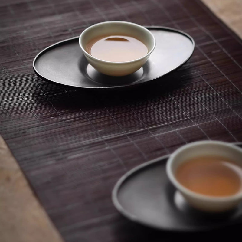 Handgefertigter Zinn-Untersetzer – Yuanbao-Form, naturbelassen für Gongfu-Tee
