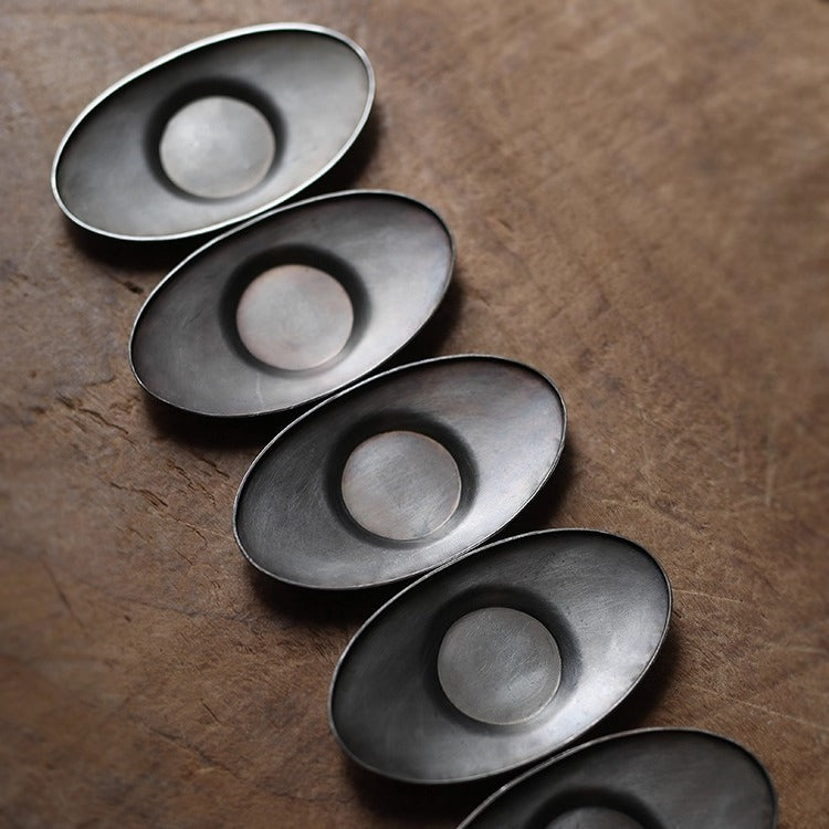 Handgefertigter Zinn-Untersetzer – Yuanbao-Form, naturbelassen für Gongfu-Tee