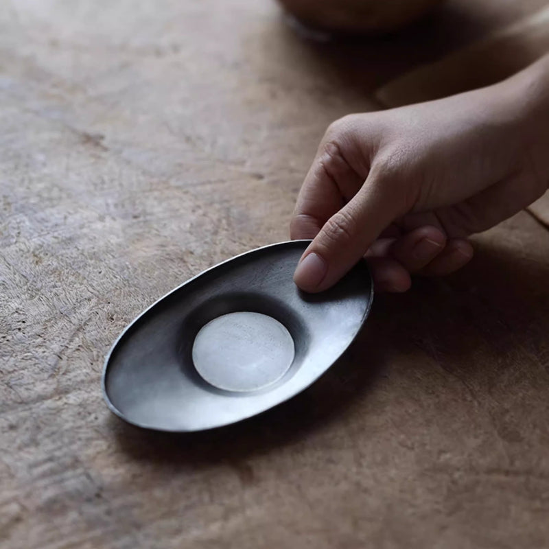Handgefertigter Zinn-Untersetzer – Yuanbao-Form, naturbelassen für Gongfu-Tee