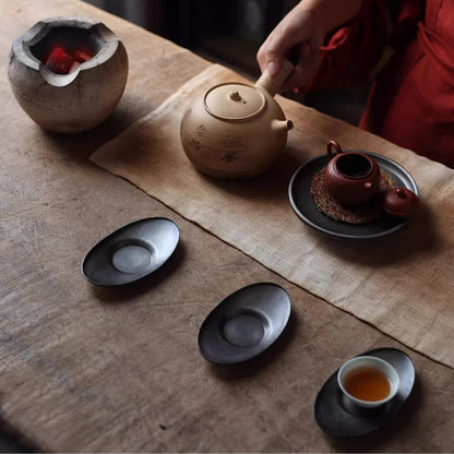 Handgefertigter Zinn-Untersetzer – Yuanbao-Form, naturbelassen für Gongfu-Tee