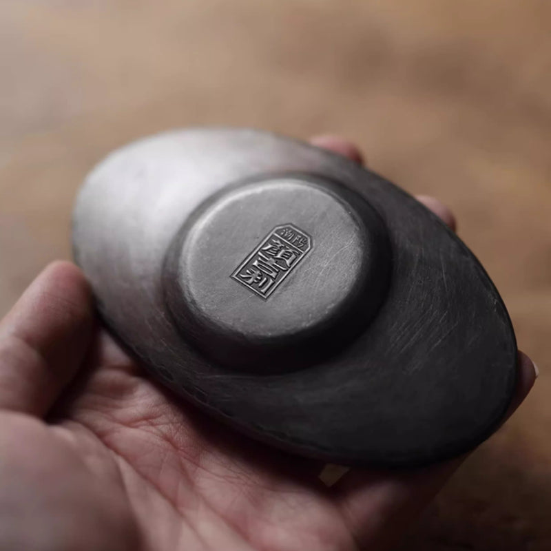 Handgefertigter Zinn-Untersetzer – Yuanbao-Form, naturbelassen für Gongfu-Tee