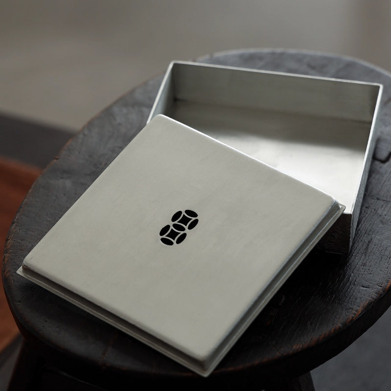 Handgefertigtes Zinn-Teeboot Quadratisch – Doppellagig für Gongfu-Tee 14,5x14,5 cm