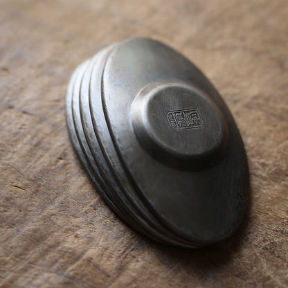 Handgefertigter Zinn-Untersetzer – Yuanbao-Form, naturbelassen für Gongfu-Tee