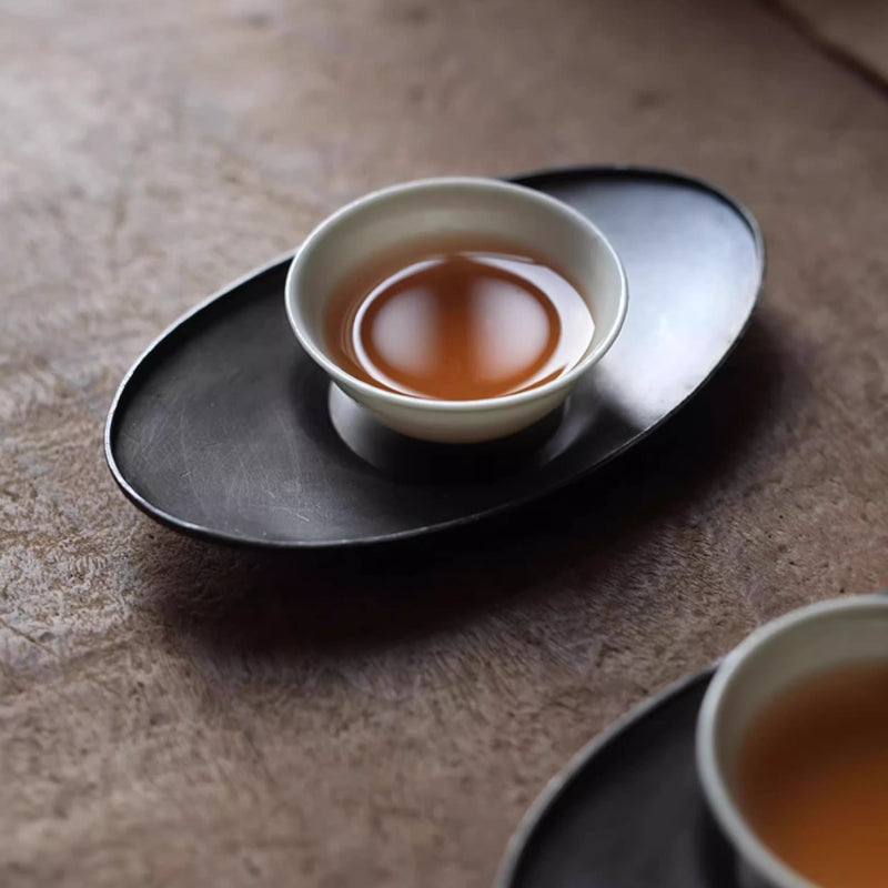 Handgefertigter Zinn-Untersetzer – Yuanbao-Form, naturbelassen für Gongfu-Tee