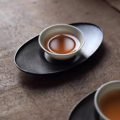 Handgefertigter Zinn-Untersetzer – Yuanbao-Form, naturbelassen für Gongfu-Tee