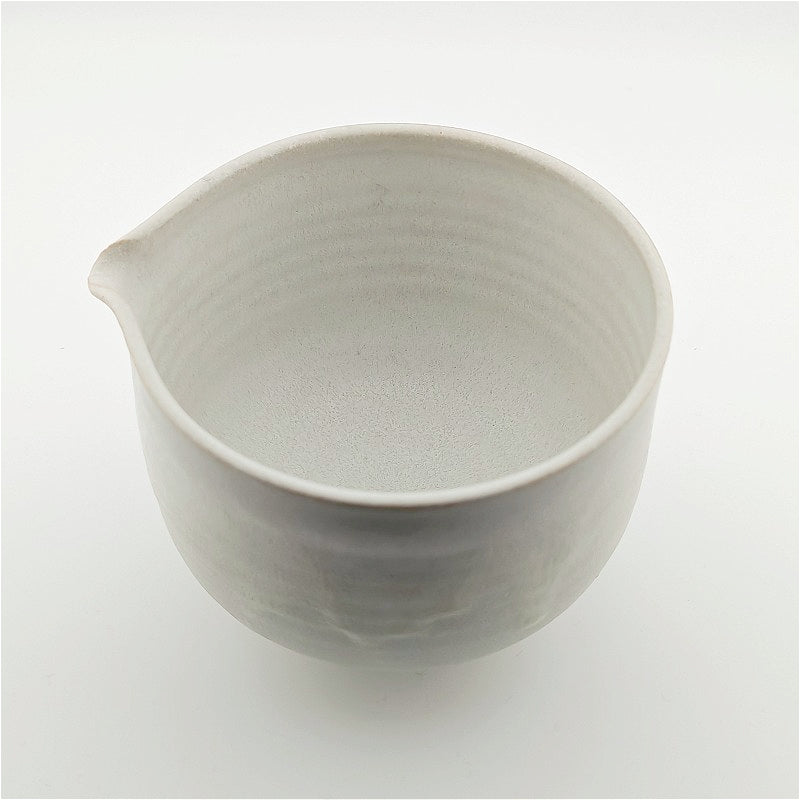 Michiko Chawan mit Ausguss – Handgefertigte Teeschale für Matcha oder Schalen-Aufguss-Tee